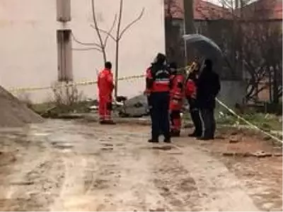 Depremde hasar gören cami ibadete kapatıldı Depremde hasar gören cami ibadete kapatıldı