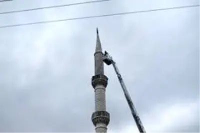 Depremde hasar gören cami ibadete kapatıldı Depremde hasar gören cami ibadete kapatıldı