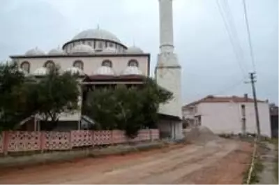 Depremde hasar gören cami ibadete kapatıldı Depremde hasar gören cami ibadete kapatıldı