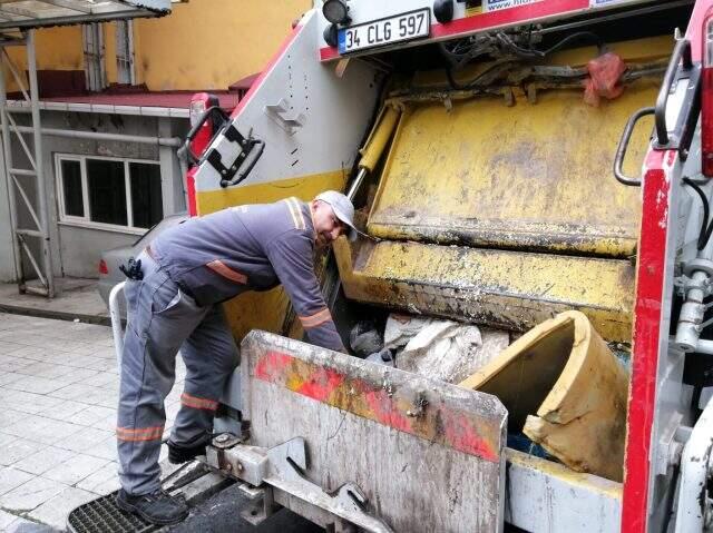 Şişli'de bebeğin çöp konteynerine bırakılma anı kamerada!