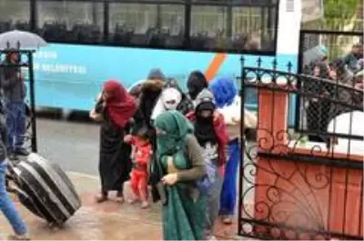 Tarsus'ta çadırları sular altında kalan tarım işçileri tahliye edildi Tarsus'ta çadırları sular altında kalan tarım işçileri tahliye edildi
