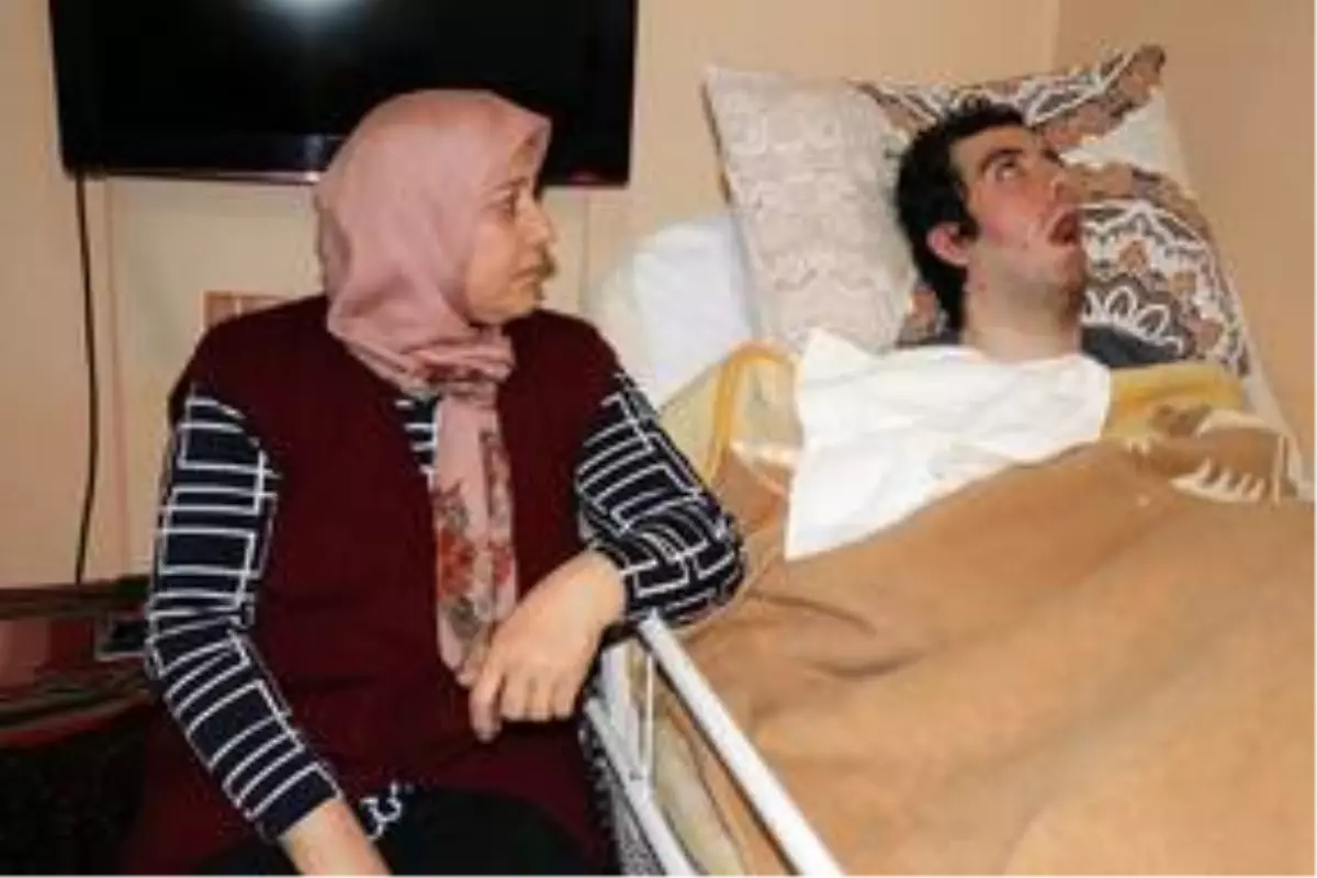 Antalya'da yatağa mahkum yaşayan Halil 6 yıldır gözlerini kırpamıyor