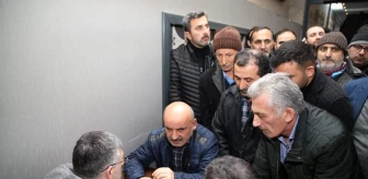 Başkan Keskin, Merkez Camii'de namaz sonrası vatandaşlarla görüşerek soruları cevapladı