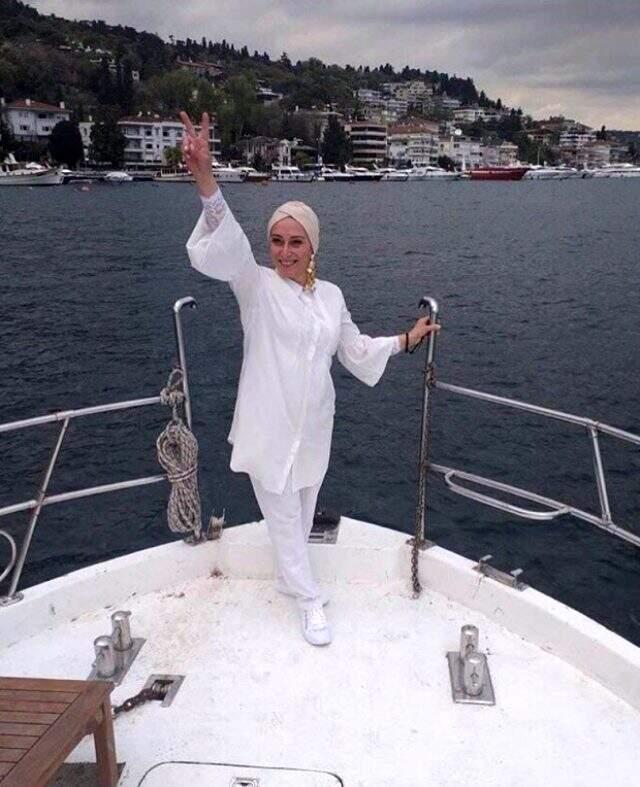 BBC'nin temizlik işçisi dediği kadının lüks yattaki fotoğrafları tartışma yarattı