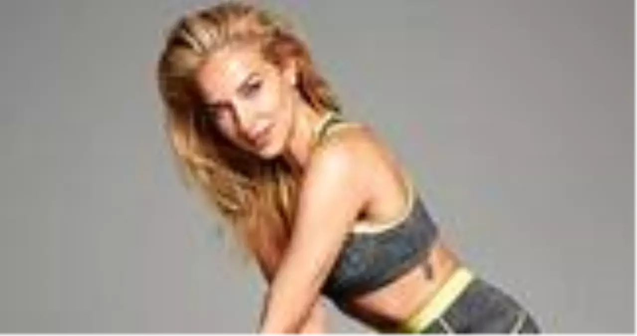 Ünlü sunucu Burcu Esmersoy bornozlu paylaşımıyla sosyal medyayı salladı