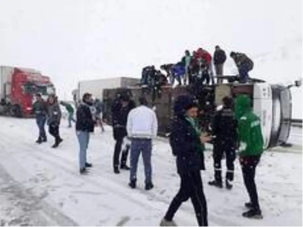 Bursaspor taraftarını Erzurumspor deplasmanına götüren otobüs devrildi: 2 yaralı