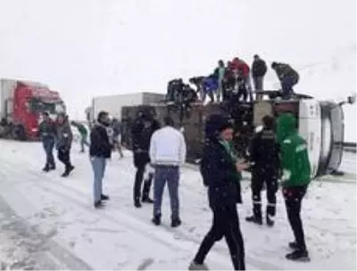 Bursaspor taraftarını Erzurumspor deplasmanına götüren otobüs devrildi: 2 yaralı
