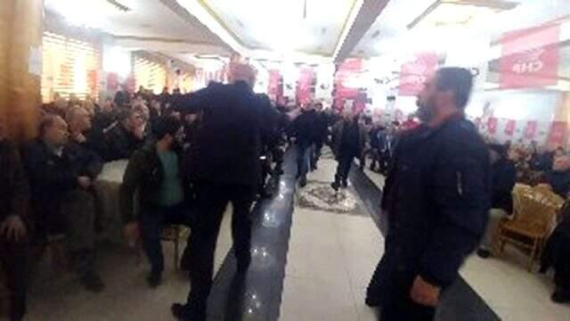 CHP kongresinde delege kadına danışmadan sert tepki: 'Otur lan'