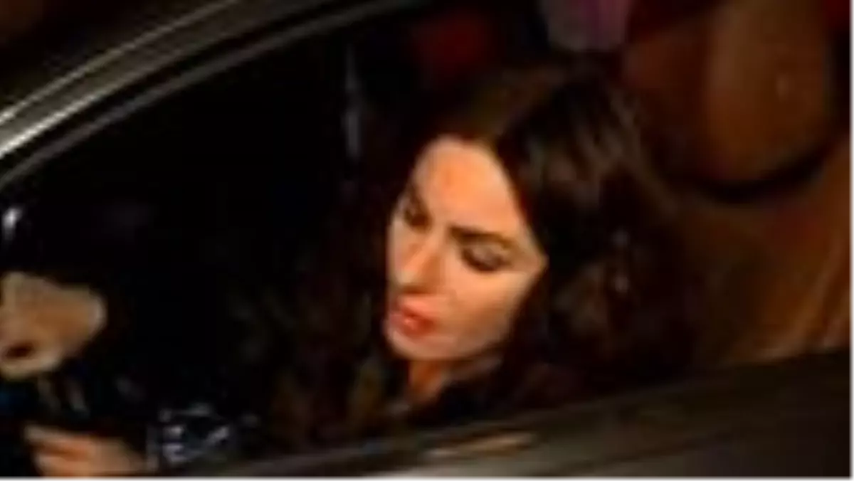 Defne Samyeli, kameramanın ayağını ezdi