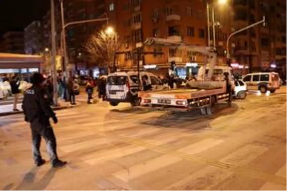 Denizli'de otomobilin polis aracına çarpması sonucu 2'si polis 3 kişi yaralandı