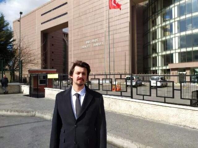 Duruşma salonunun önünde 15 kişi birden avukata saldırdı: Savunursan başına kötü şeyler gelir