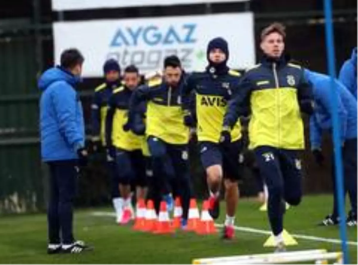 Fenerbahçe derbi için kampa girdi