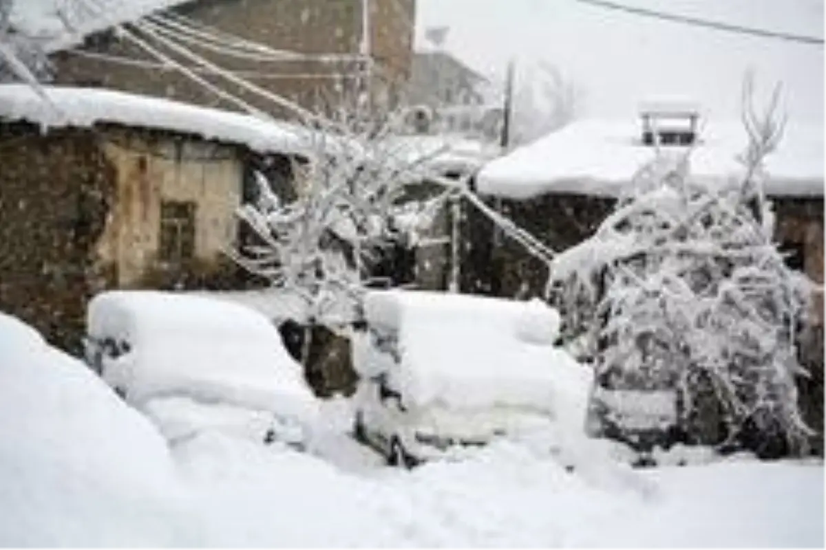 Hakkari'de 44 yerleşim yeri ulaşıma kapandı