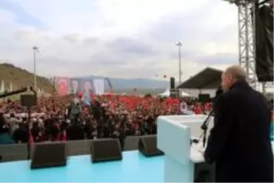 'Kendisi aranızda da ben mi göremiyorum?' 'Kendisi aranızda da ben mi göremiyorum?'