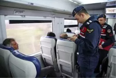 Manisa'da jandarmadan trende güvenlik uygulaması Manisa'da jandarmadan trende güvenlik uygulaması