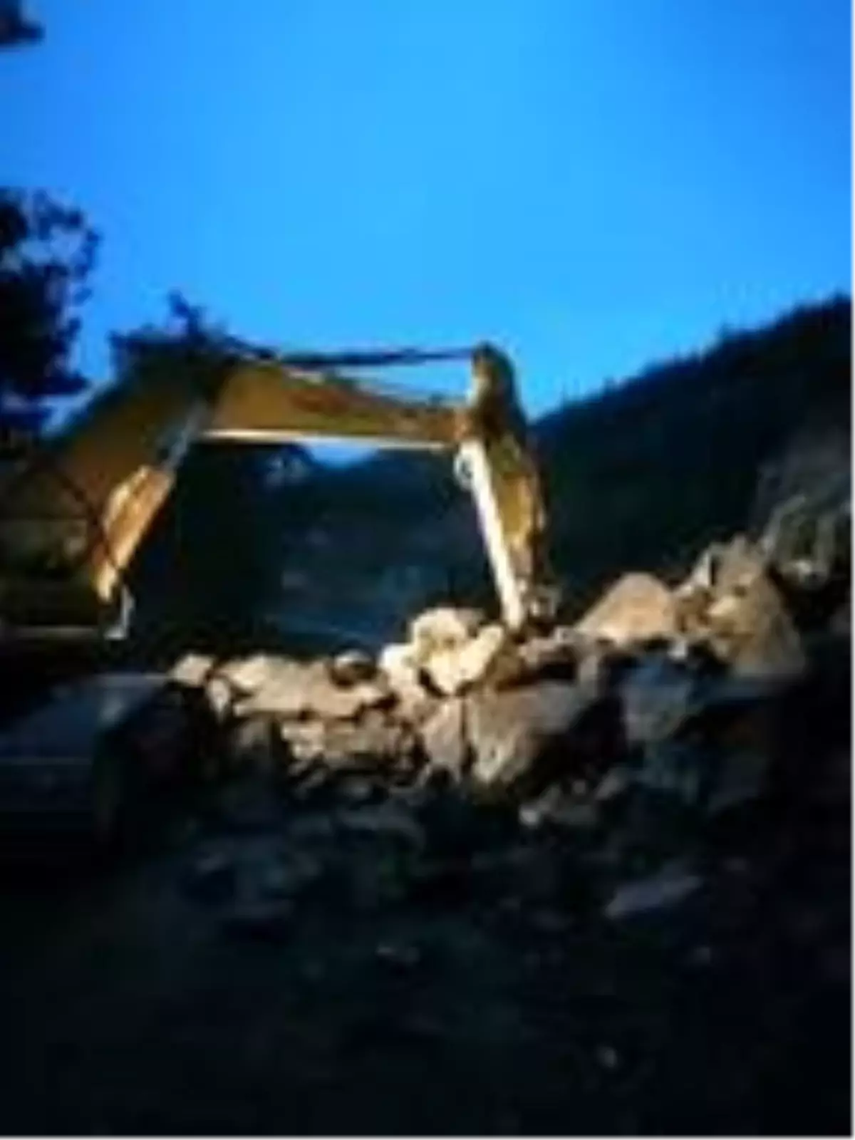 Mersin'de heyelan nedeniyle yol kapandı