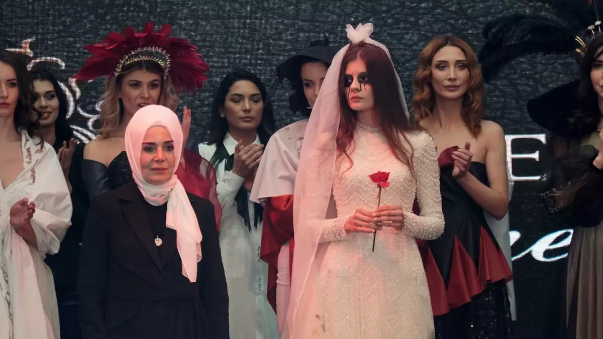 Tasarımcı Hacere Orhan'dan yanık duvak temalı defile