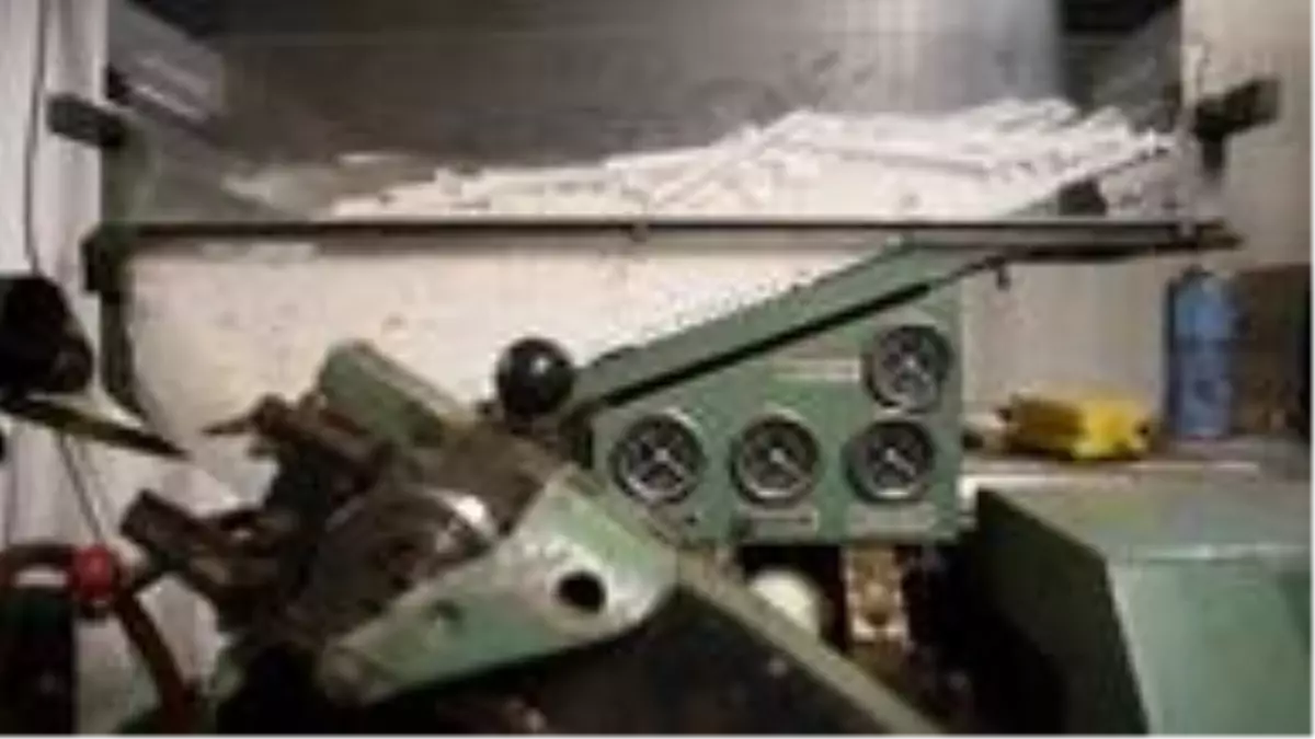 Yer altında sahte sigara fabrikası keşfedildi, fabrikada mahsur kalan işçiler kurtarıldı