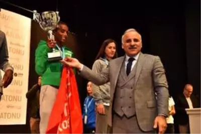 40. Uluslararası Trabzon Yarı Maratonu'nda dereceye girenlere ödülleri verildi 40. Uluslararası Trabzon Yarı Maratonu'nda dereceye girenlere ödülleri verildi