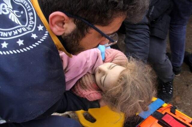 Afet Uzmanı Yıldırım Güngör canlı yayında uyardı: Kerpiç evler yıkılabilir, boşaltılmalı