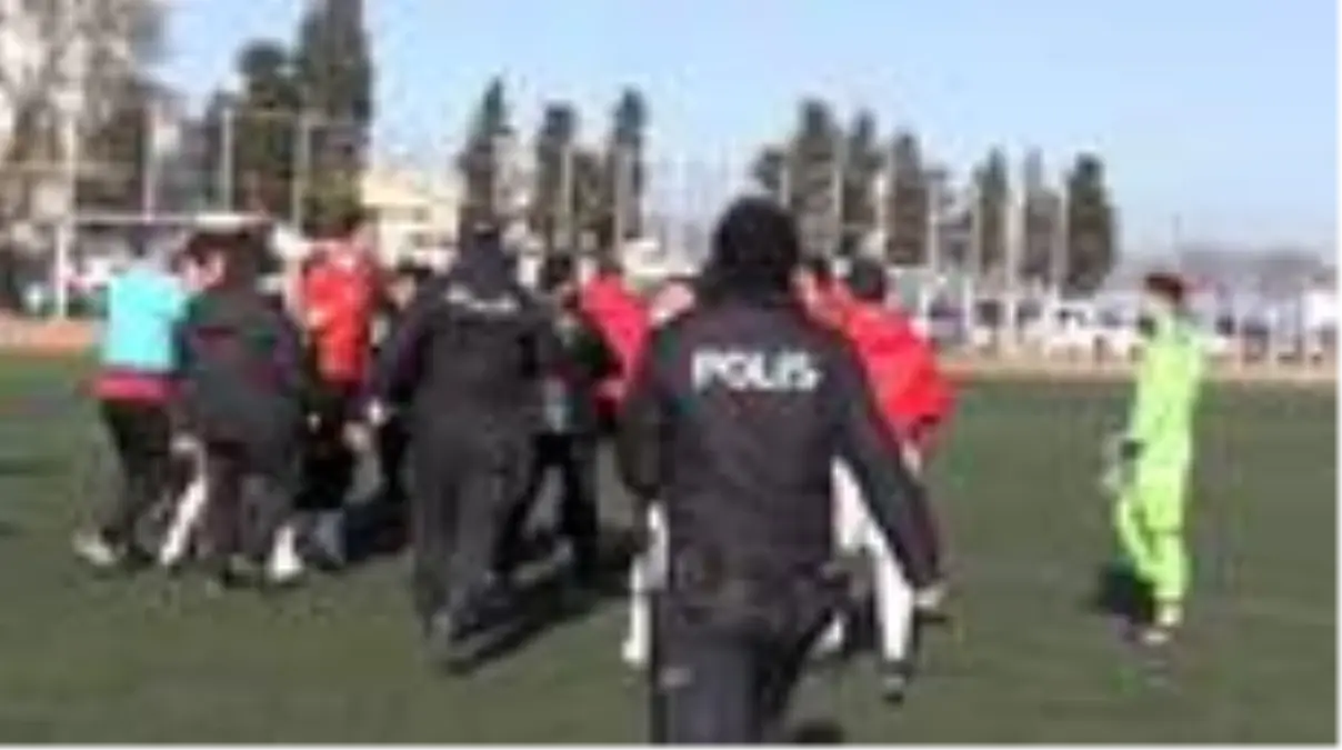 Amatör futbol maçında devre arasında saha karıştı