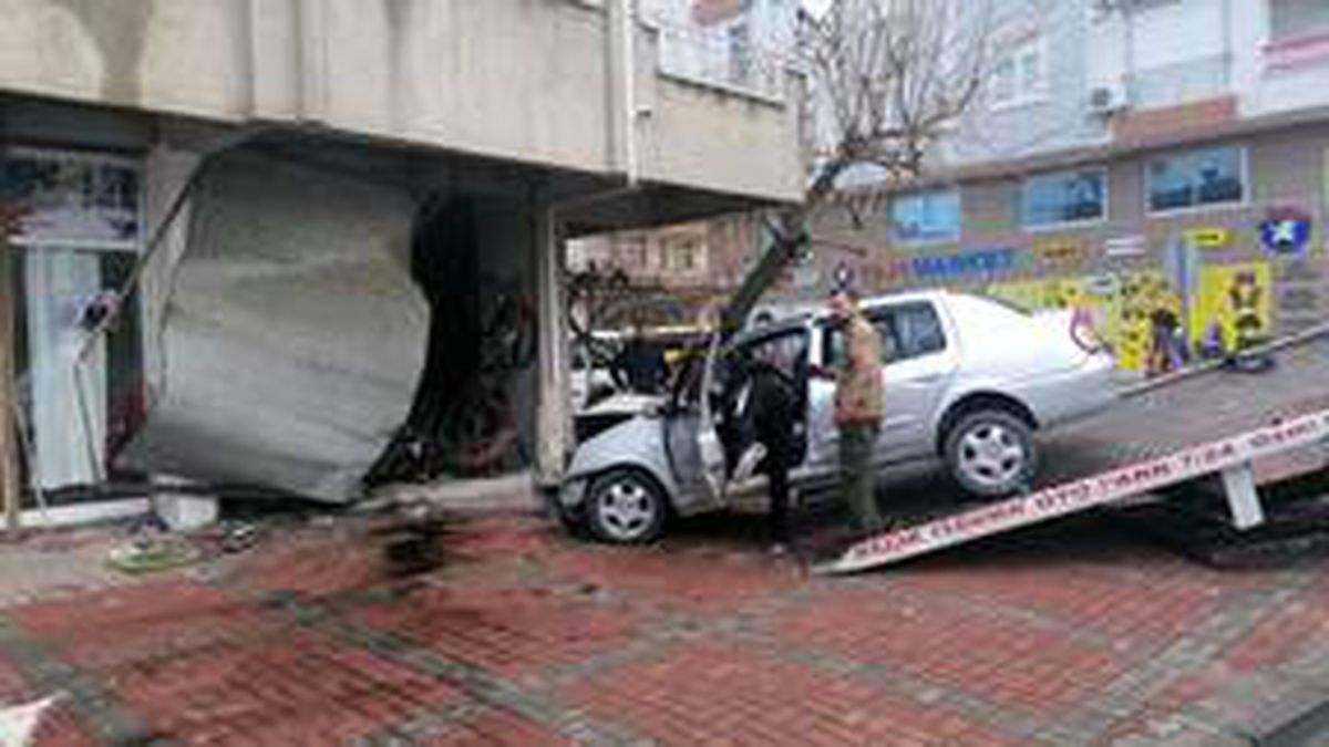 Antalya'da otomobiliyle iş yerine giren sürücü öldü