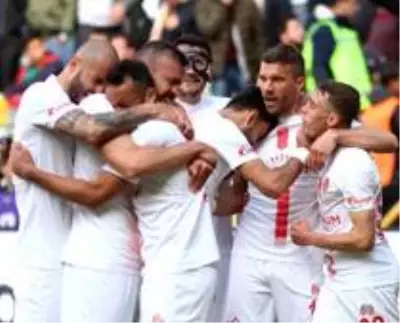 Antalyaspor, Podolski'nin golüyle Yeni Malatyaspor'u 2-1 mağlup etti Antalyaspor, Podolski'nin golüyle Yeni Malatyaspor'u 2-1 mağlup etti