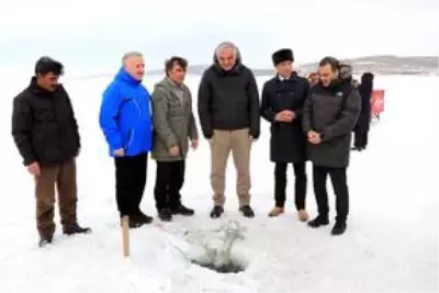 Bakan Ersoy Çıldır Gölü'nde atlı kızağa bindi, balık tuttu Bakan Ersoy Çıldır Gölü'nde atlı kızağa bindi, balık tuttu