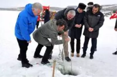 Bakan Ersoy Eskimo usulü balık tuttu Bakan Ersoy Eskimo usulü balık tuttu