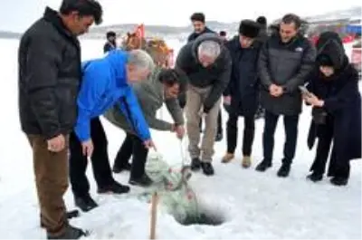 Bakan Ersoy Eskimo usulü balık tuttu Bakan Ersoy Eskimo usulü balık tuttu
