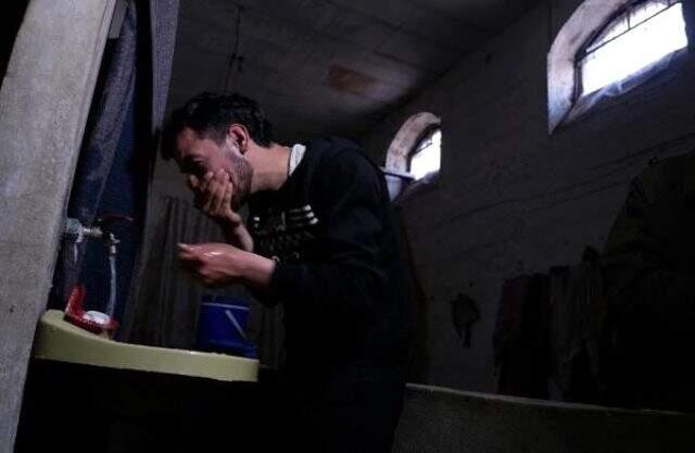 Bombalardan kaçıp, hapishaneye sığındılar