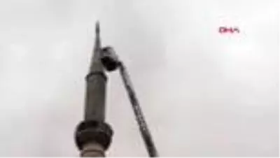 Depremde minaresi hasar gören cami ibadete kapatıldı Depremde minaresi hasar gören cami ibadete kapatıldı