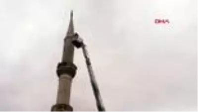Depremde minaresi hasar gören cami ibadete kapatıldı Depremde minaresi hasar gören cami ibadete kapatıldı