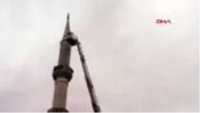 Depremde minaresi hasar gören cami ibadete kapatıldı Depremde minaresi hasar gören cami ibadete kapatıldı