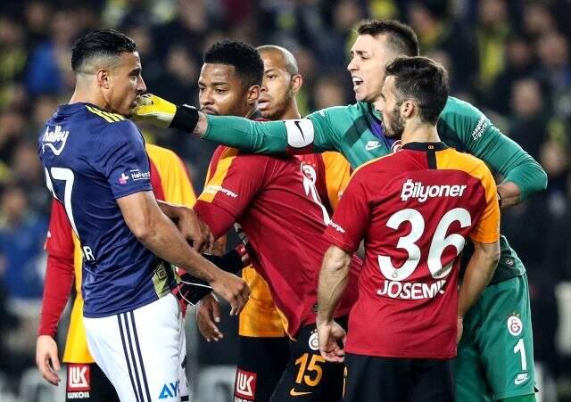 Derbide tansiyon yükseldi! İki takım oyuncuları tartıştı