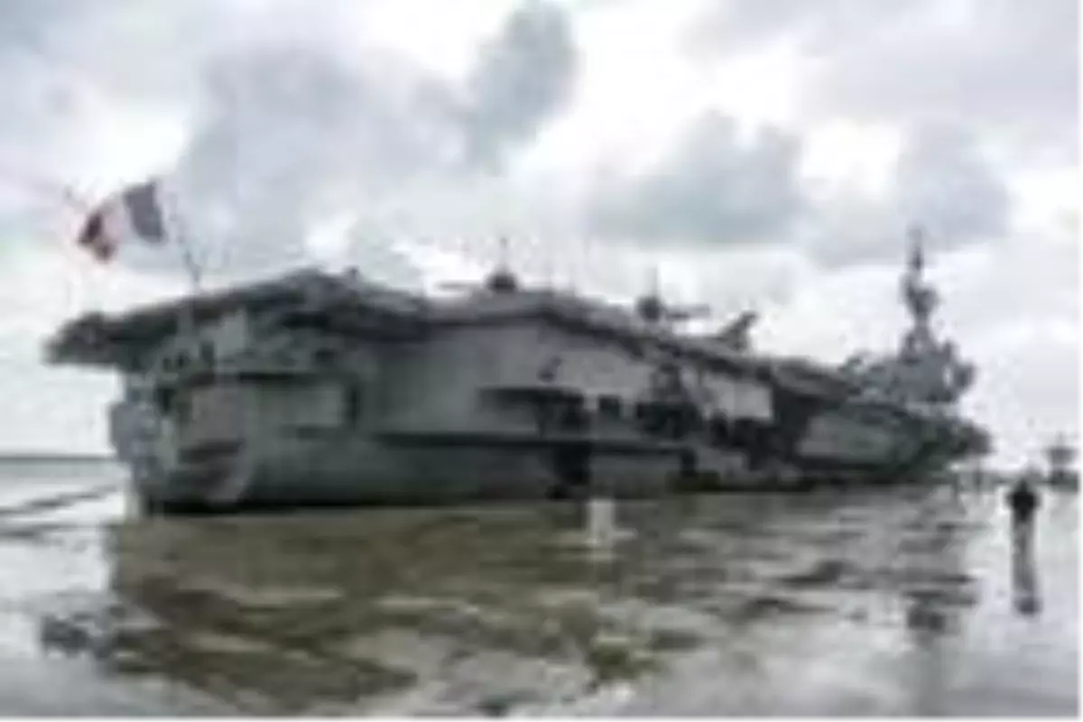 Fransa savaş gemisini Kıbrıs'a gönderdi, ABD üs inşa etmeye başladı