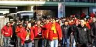 Türk Telekom Stadyumu: Galatasaraylı taraftarlar, Fenerbahçe derbisi için Kadıköy'e ulaştı Türk Telekom Stadyumu: Galatasaraylı taraftarlar, Fenerbahçe derbisi için Kadıköy'e ulaştı