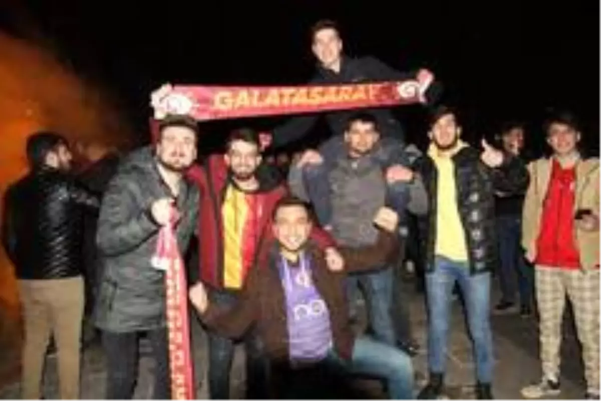 Galatasaraylı taraftarlar: 'Sabaha kadar buradayız'
