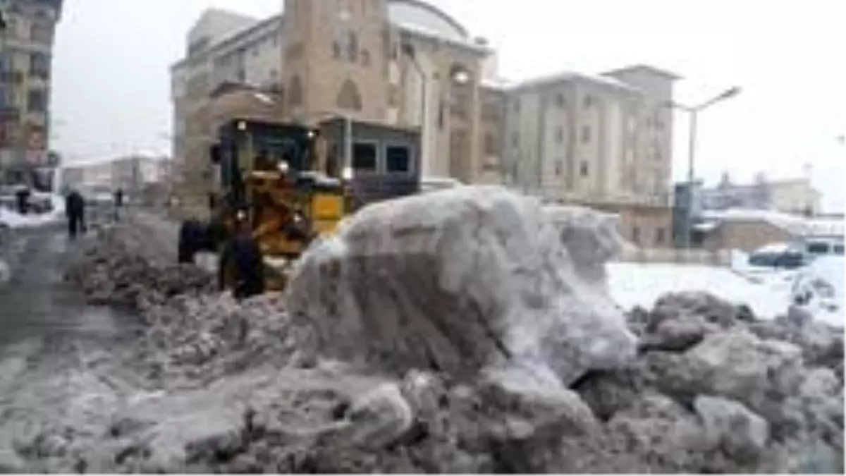 Hakkari'de karla mücadele çalışması sürüyor