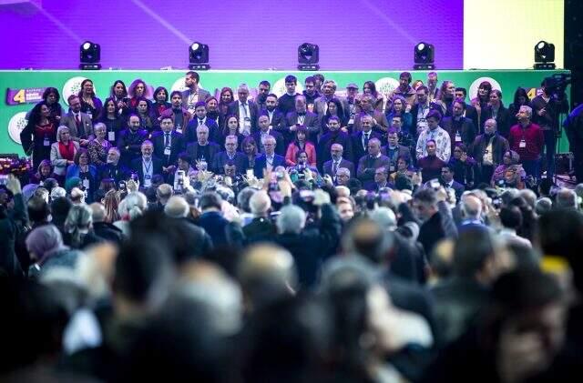 HDP'liler kongrede "teröristler" için saygı duruşunda bulundu.