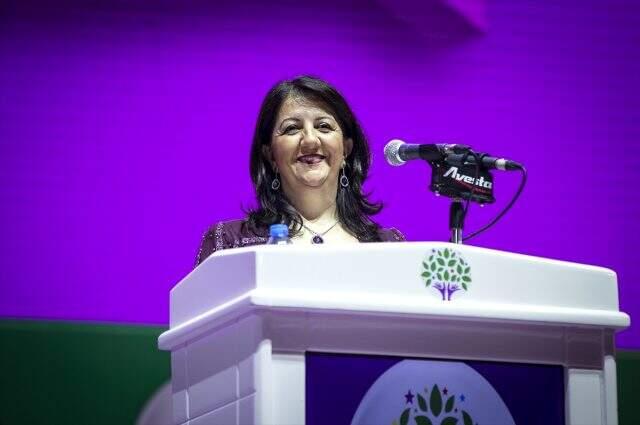 HDP'liler kongrede "teröristler" için saygı duruşunda bulundu.