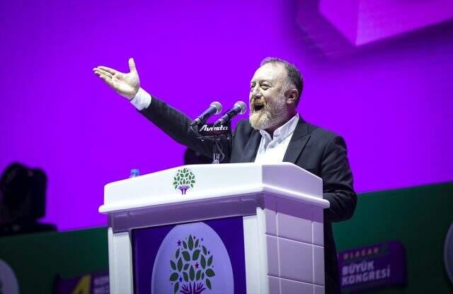 HDP'liler kongrede "teröristler" için saygı duruşunda bulundu.