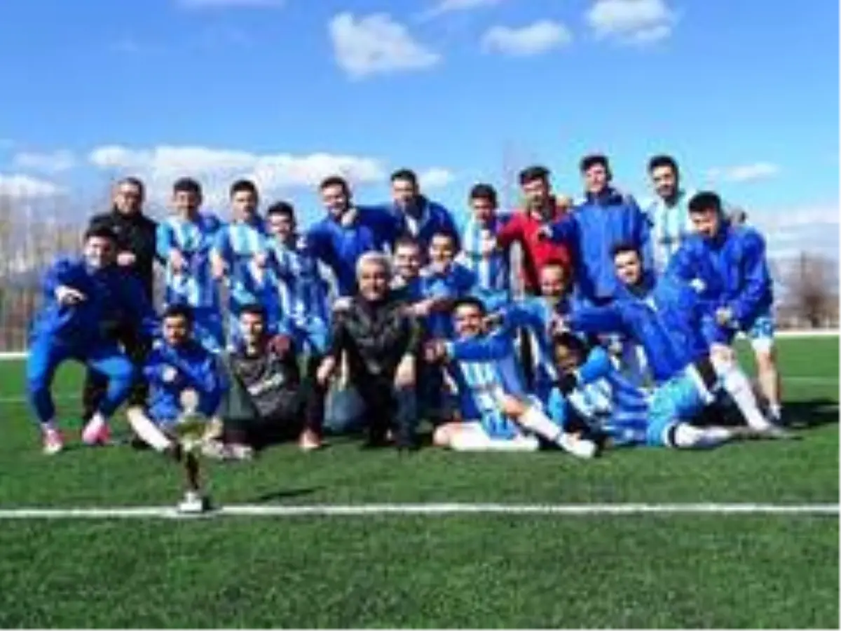 Hisarcık Belediyespor şampiyonluk kupasını aldı