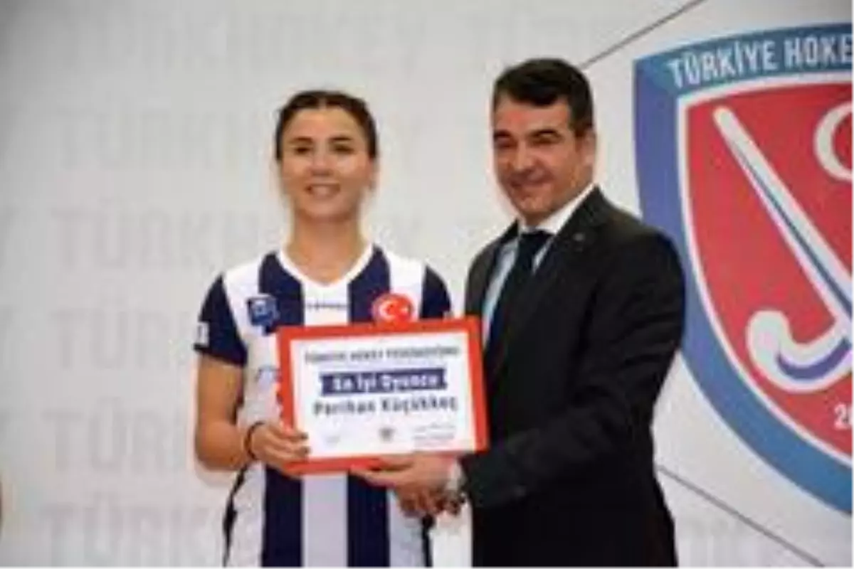 Hokey'e gönül vermiş iki Türk kızı