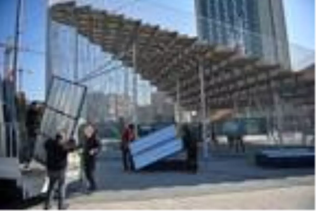 İBB'nin Taksim'e kurduğu geçici sergi platformu kaldırılıyor