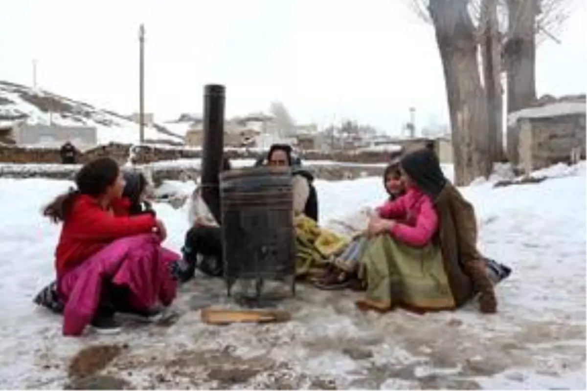 İçişleri Bakanı Soylu, Başkale'de çadırların kurulduğu alanda incelemelerde bulundu Açıklaması