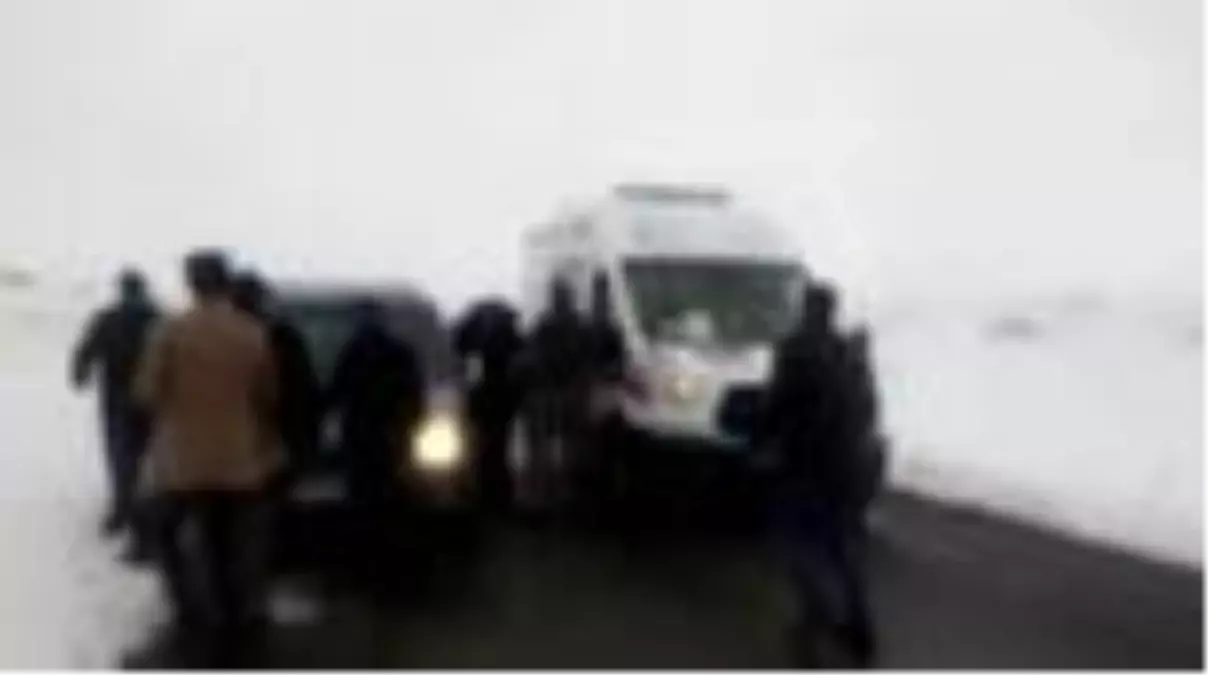 İran'da 5,7 büyüklüğünde deprem - Yaralılar hastanelere sevkediliyor