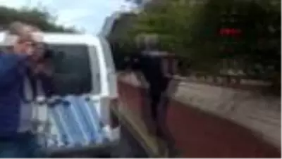 Polisler tarafından kelepçelenen hırsız, 'Kalp pilim var, dikkat edin' diye yalvardı Polisler tarafından kelepçelenen hırsız, 'Kalp pilim var, dikkat edin' diye yalvardı