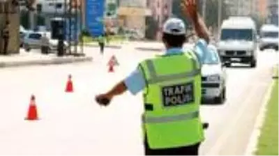 Kontrol noktasından kaçan sürücü, polis memurunun direksiyonunu tutmasıyla durmak zorunda kaldı