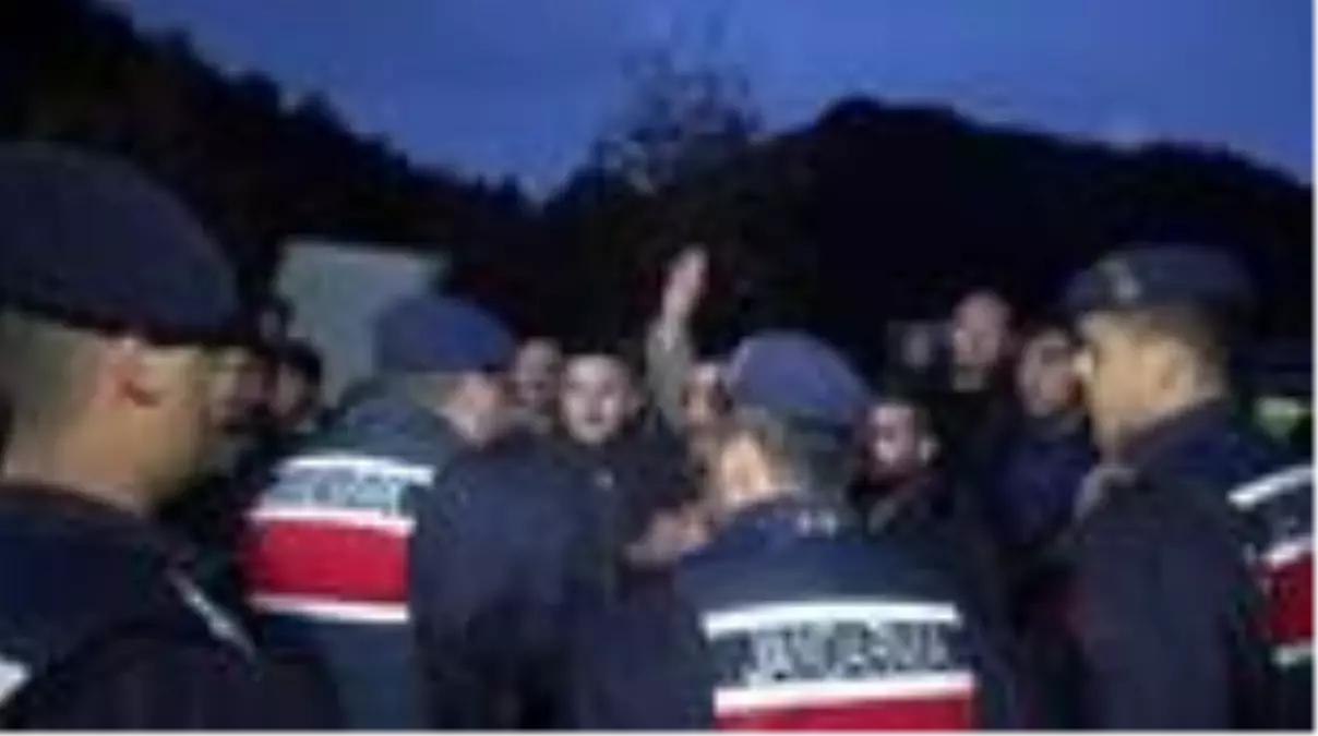 Maden işçileri işten çıkarılan arkadaşlarına destek amacıyla greve başladı